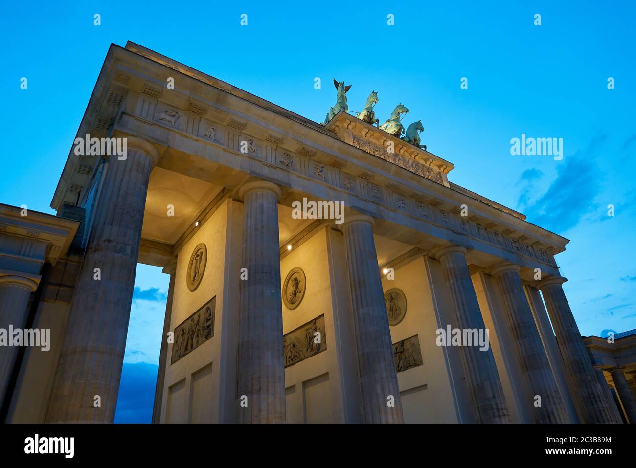 La porta di Brandeburgo a Berlino nell'ora blu Foto Stock