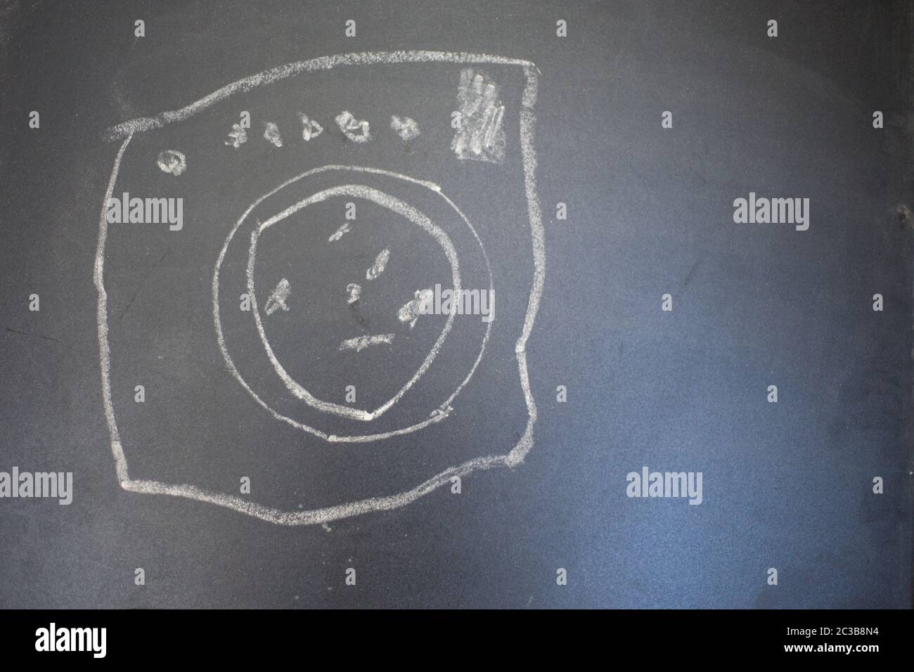 Disegno di una macchina di lavaggio su una lavagna. Disegno realizzato da bambino. Foto Stock