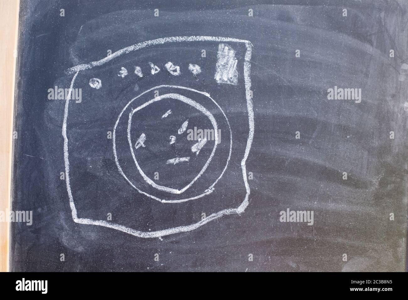 Disegno di una macchina di lavaggio su una lavagna. Disegno realizzato da bambino. Foto Stock