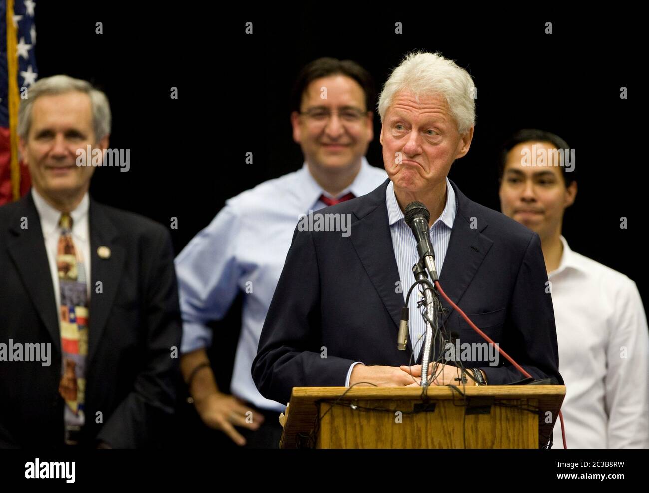 San Antonio Texas USA, 25 ottobre 2012: L'ex presidente Bill Clinton parla a un raduno democratico con politici del Texas, tra cui i membri del Congresso Lloyd Doggett e Pete Gallego e il rappresentante di stato Joaquin Castro. La Clinton ha incoraggiato i partecipanti ad evitare la folla nei luoghi di voto il giorno delle elezioni, lanciando le loro urne durante il periodo delle prime votazioni in Texas. ©MKC / Daemmrich Photos Foto Stock