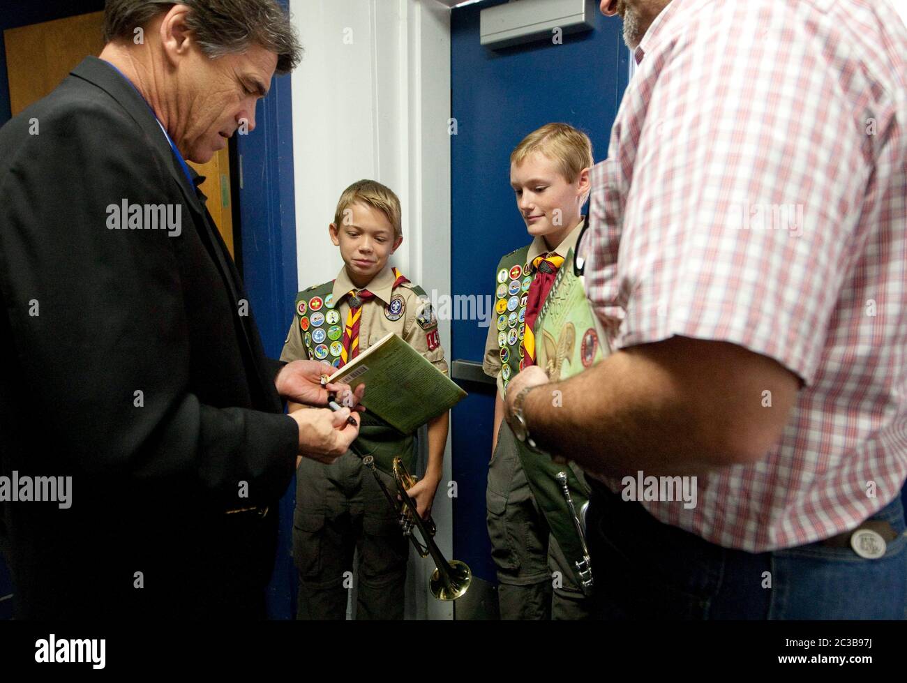 Dime Box Texas USA, 12 2012 novembre: Il governatore del Texas Rick Perry saluta Boy Scouts in uniforme durante la celebrazione del Veteran's Day in una scuola nella piccola città. ©MKC / Daemmrich Photos Foto Stock