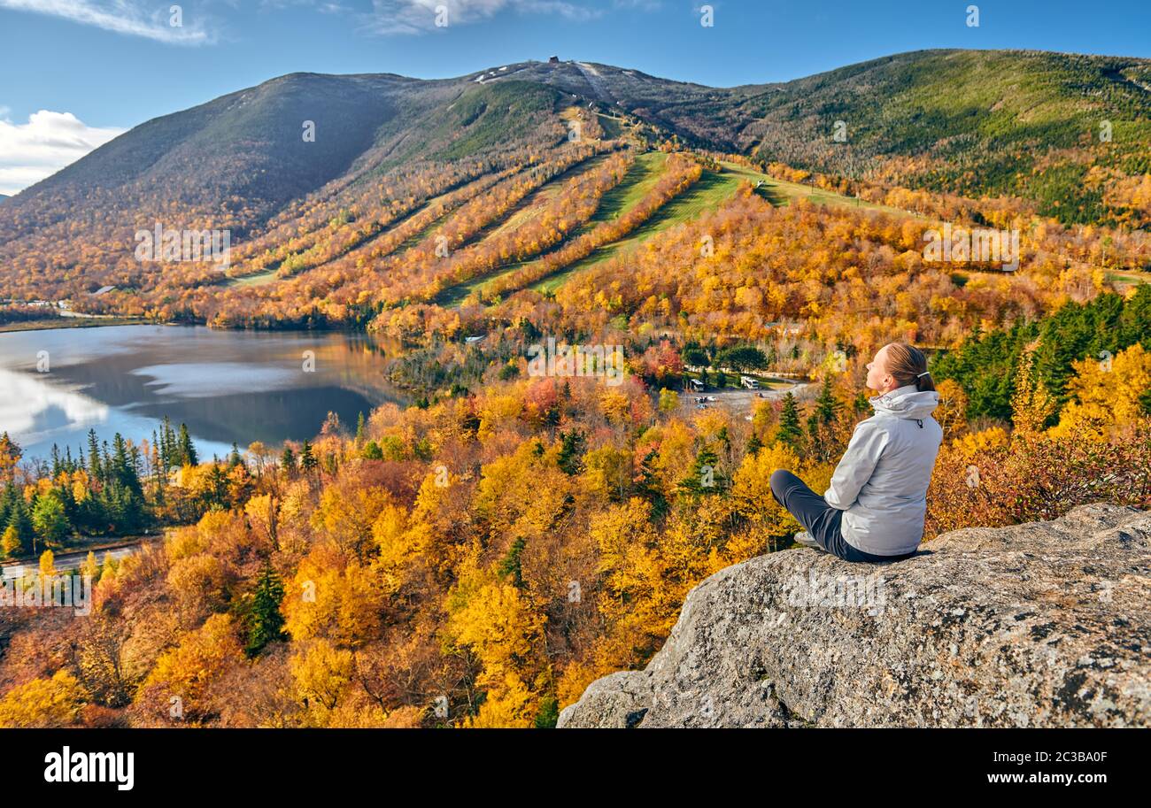 Donna escursionismo a artista Bluff in autunno Foto Stock