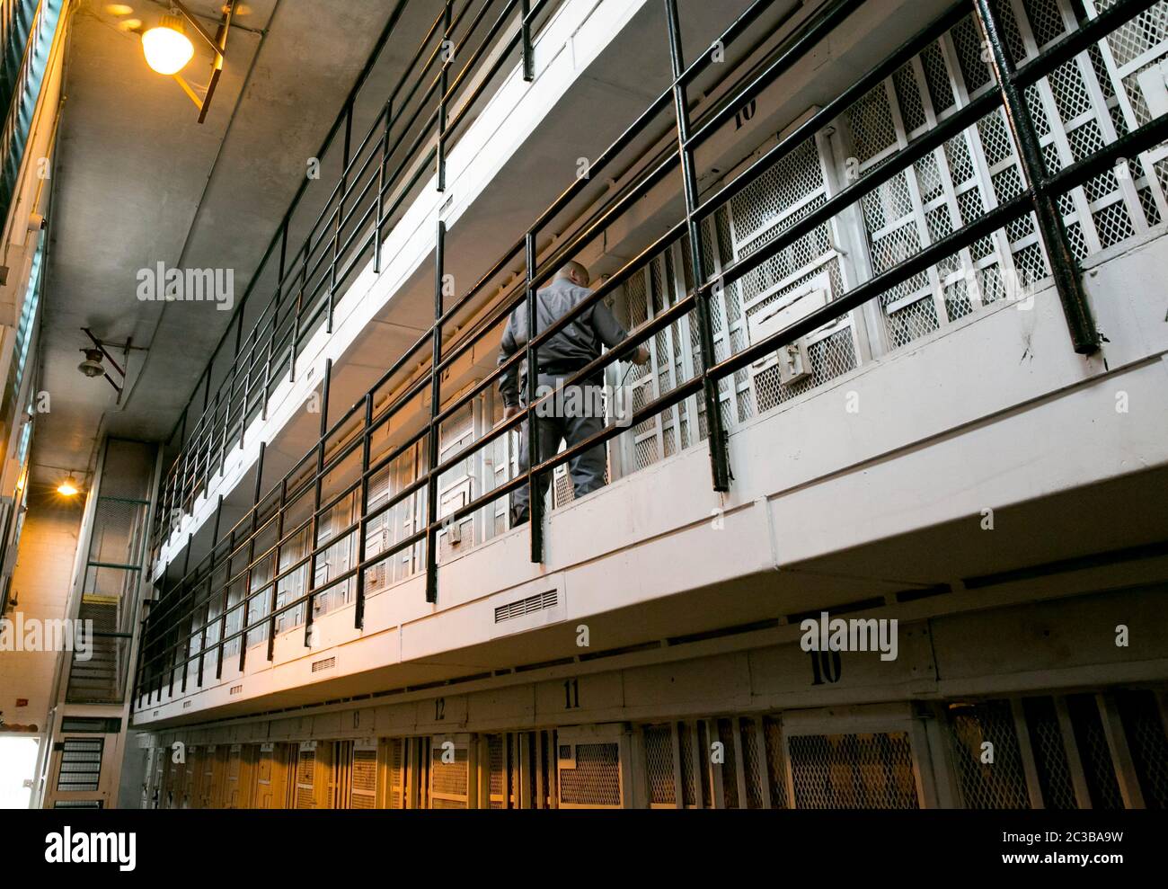Rosharon Texas USA, 26 2013 agosto: La guardia carceraria cammina il suo battito su un blocco di cellule elevato a Darrington Prison, un'unità di massima sicurezza del sistema del Dipartimento di Giustizia penale del Texas. ©Marjorie Kamys Cotera/Daemmrich Photography Foto Stock