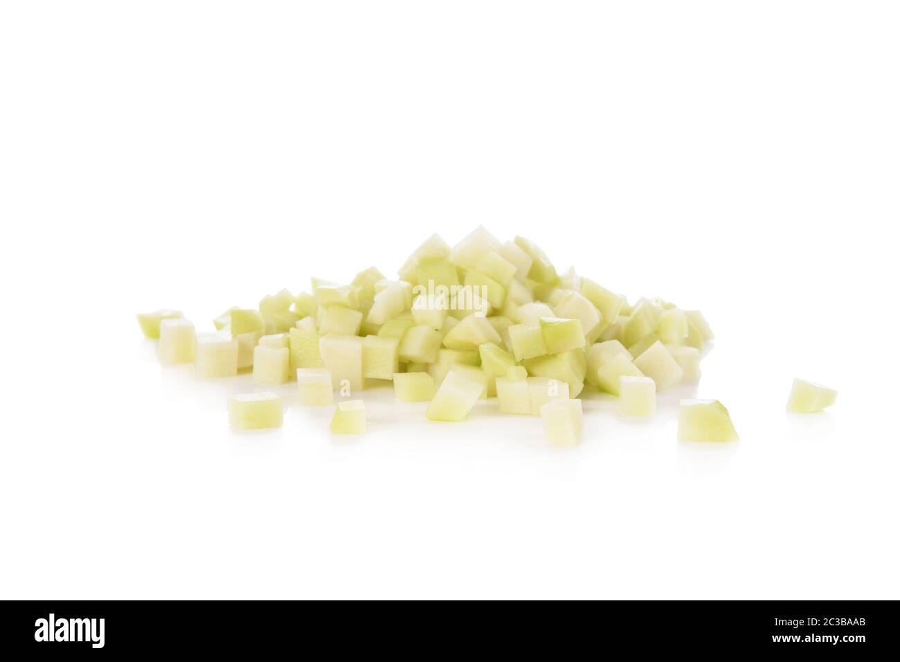 Fresco tagliato a cubetti chayote squash isolato su uno sfondo bianco. Foto Stock