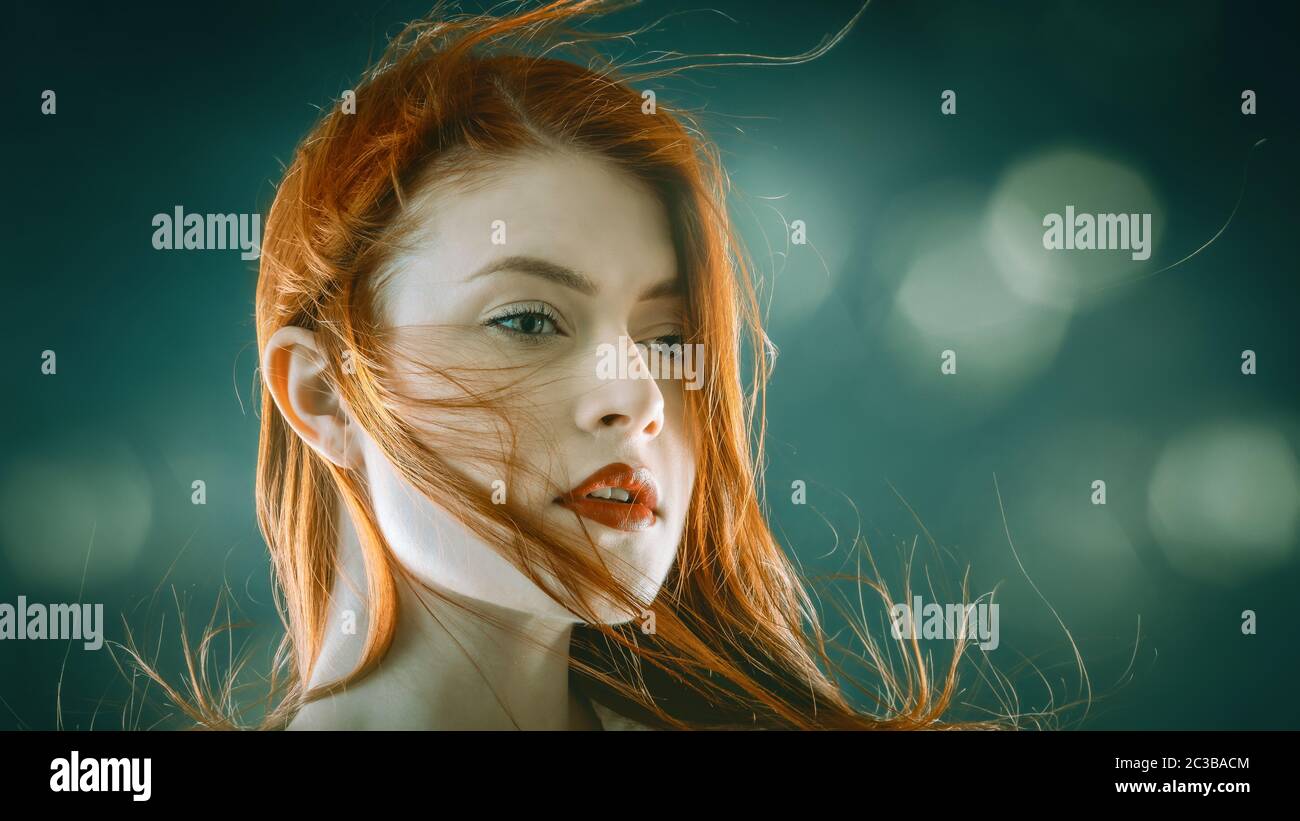 ritratto di una giovane donna con lunghi capelli rossi Foto Stock