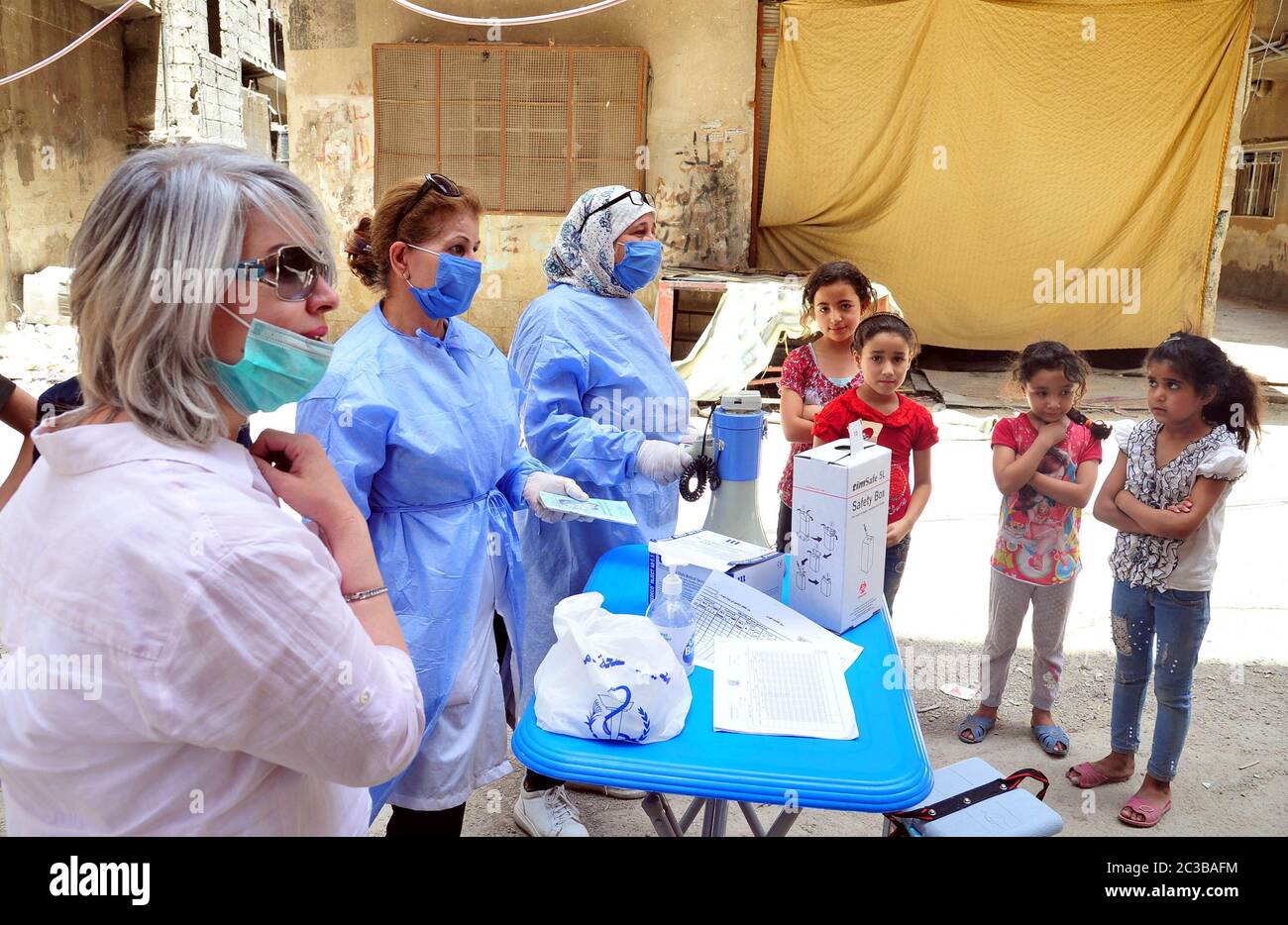 Damasco, Siria. 18 Giugno 2020. Gli operatori sanitari si preparano a somministrare vaccini ai bambini a Damasco, capitale della Siria, il 18 giugno 2020. Il governo siriano ha regolarmente condotto campagne di vaccinazione per i bambini. Credit: Ammar Safarjalani/Xinhua/Alamy Live News Foto Stock