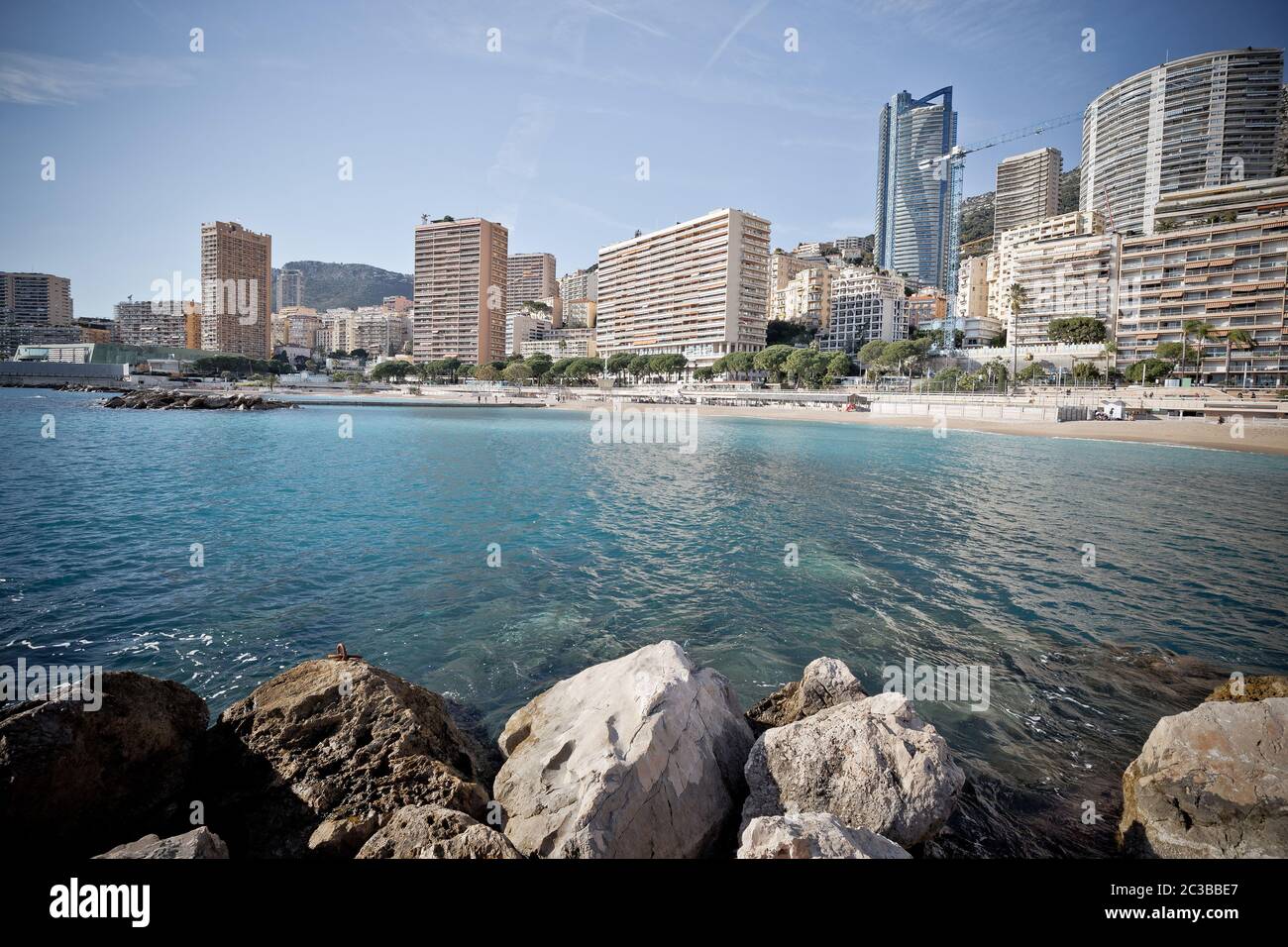 Vista della spiaggia di Monaco e del profilo di colore vintage del paesaggio urbano di Monte Carlo Foto Stock
