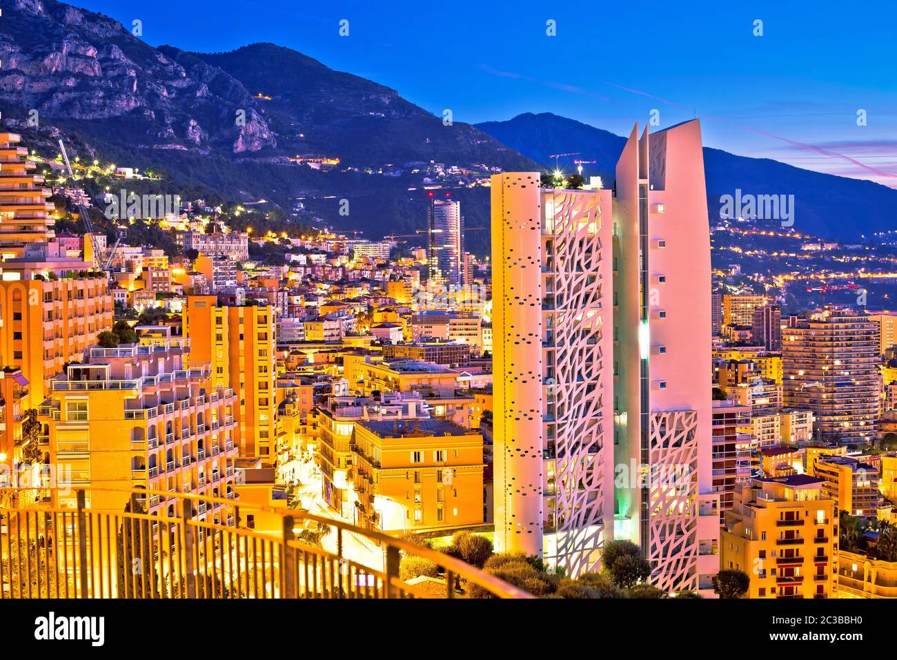 Grattacieli lungomare di Monaco con vista del tramonto dorato Foto Stock