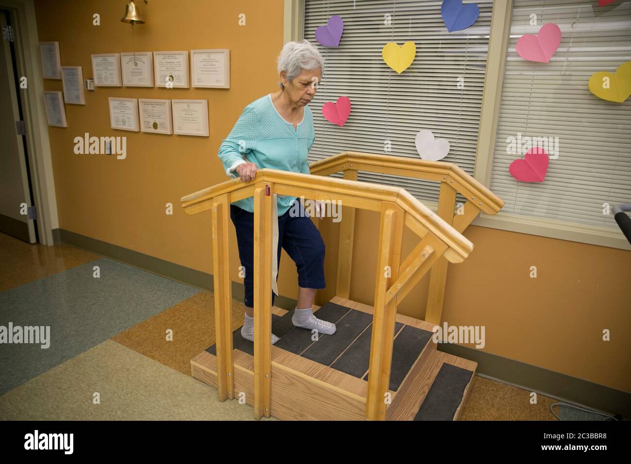 Austin Texas USA, febbraio 11 2014: Paziente ispanico femminile di 75 anni fa esercizio di terapia fisica mentre si trova in un ospedale di riabilitazione. ©Marjorie Kamys Cotera/Daemmrich Photography Foto Stock