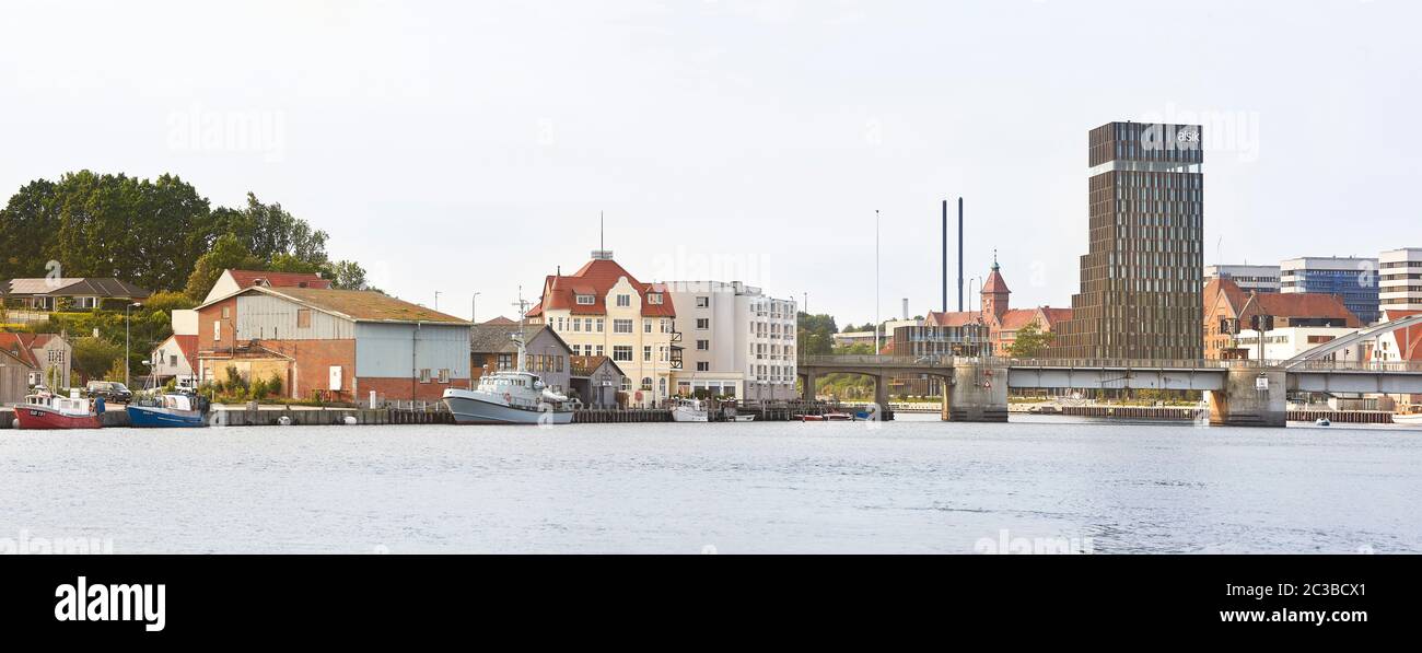 Vista aerea da sud con il King Christian Bridge. Hotel Alsik, Sønderborg, Danimarca. Architetto: Henning Larsen, 2019. Foto Stock