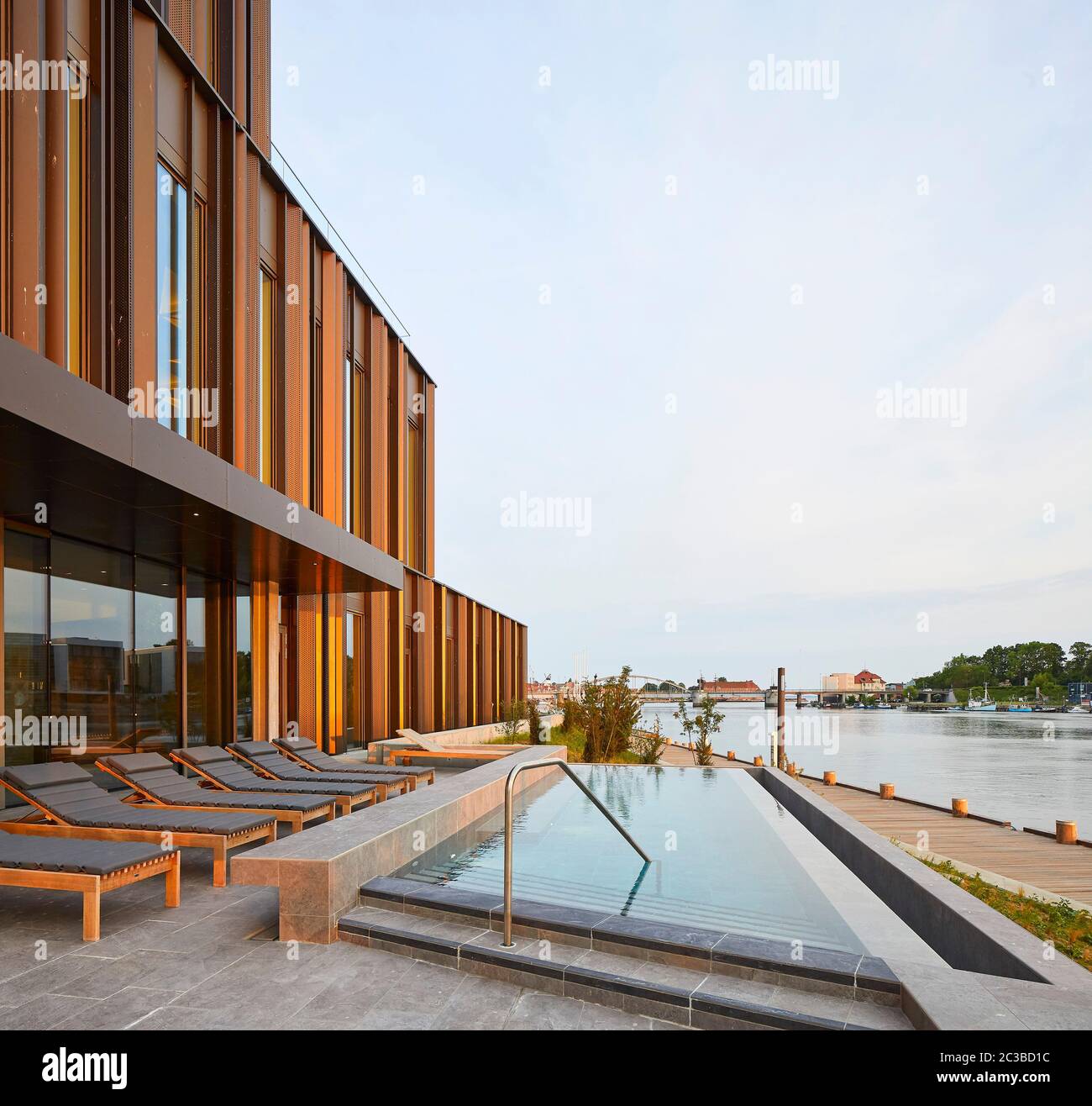Piscina esterna del centro benessere. Hotel Alsik, Sønderborg, Danimarca. Architetto: Henning Larsen, 2019. Foto Stock