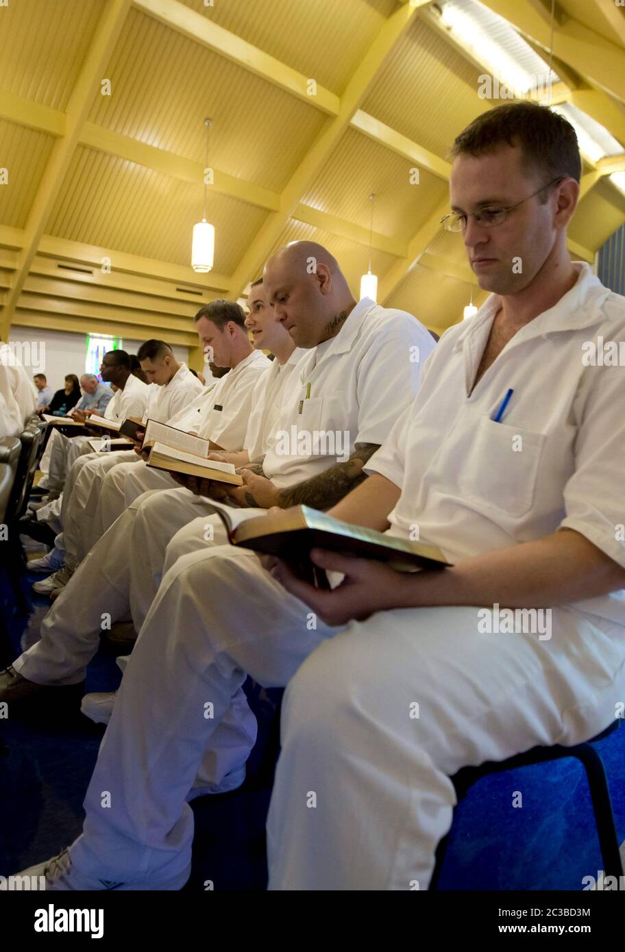 Rosharon Texas USA, agosto 25 2014: Detenuti maschi in uniforme nella prigione di Darrington leggono le Bibbie durante un programma nella cappella della prigione ad alta sicurezza. ©Marjorie Kamys Cotera/Daemmrich Photography Foto Stock