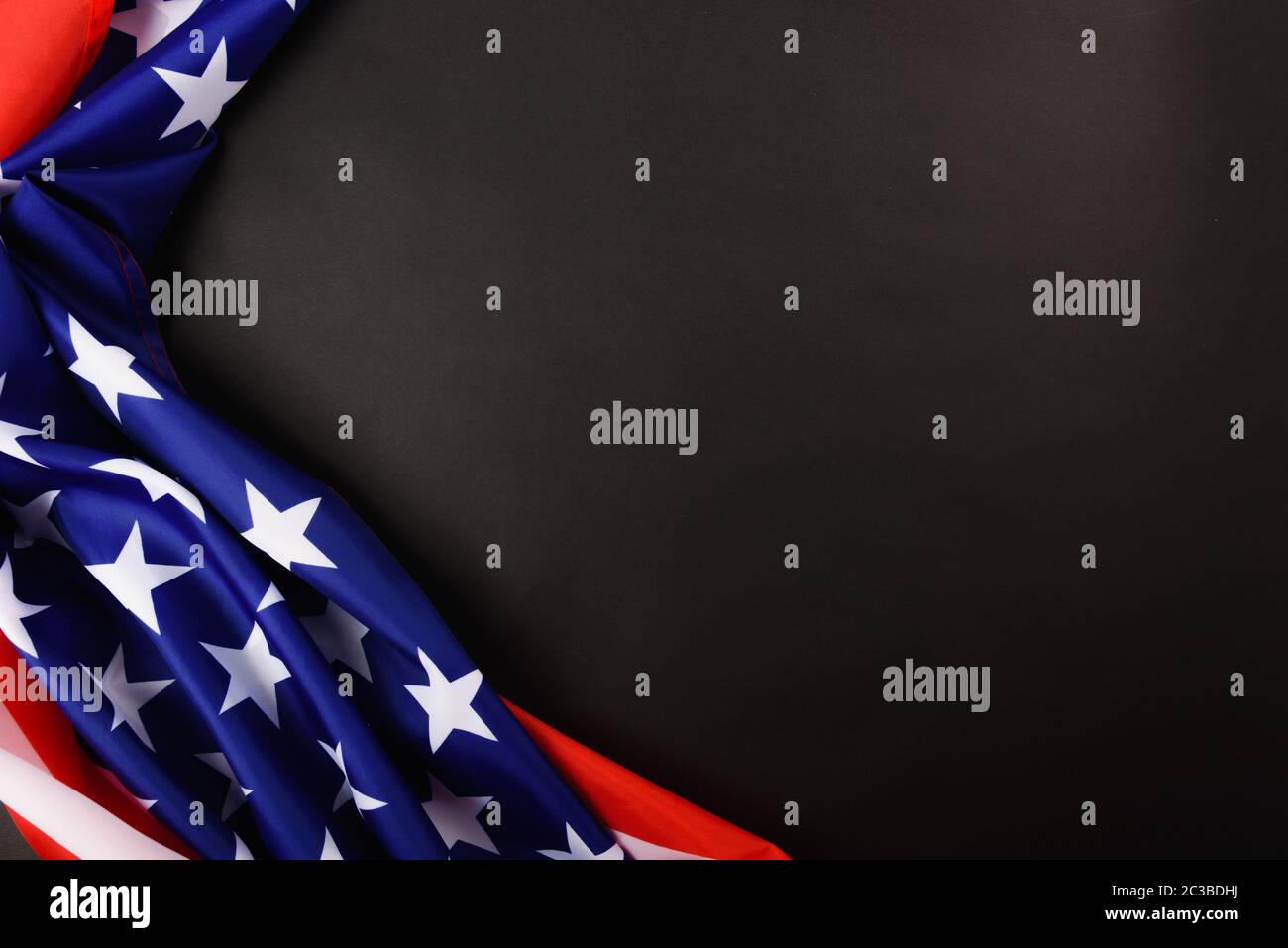 Martin Luther King giorno, laici flat top view, bandiera americana la democrazia su sfondo nero con copia spazio per il testo Foto Stock