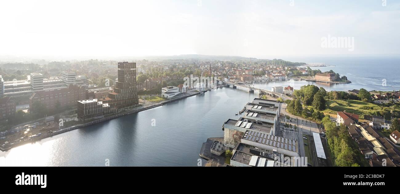 Vista aerea da nord-ovest con fiume e paesaggio urbano. Hotel Alsik, Sønderborg, Danimarca. Architetto: Henning Larsen, 2019. Foto Stock