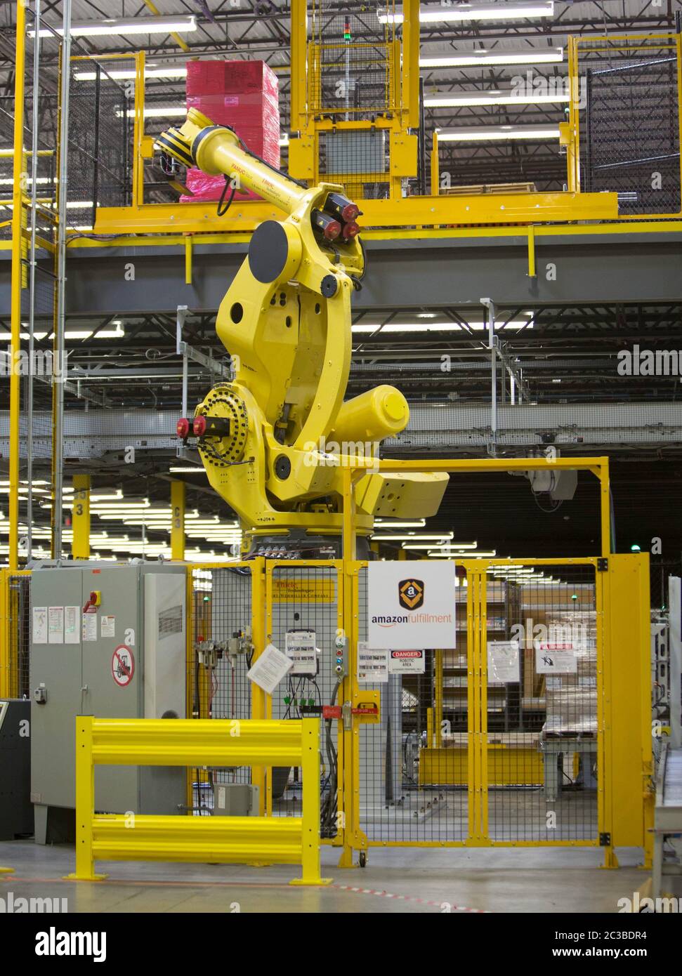 Schertz, TX: Amazon Fulfillment Center - Robo-Stow, il braccio robotico da  6 tonnellate al centro di spedizione Amazon di 1.25 milioni di metri  quadrati a Schertz. Il braccio robotico gestisce la maggior