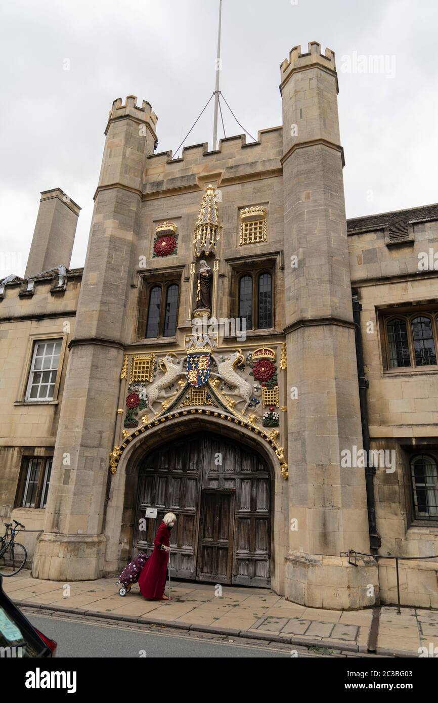 Una grande porta di legno che appartiene ad un edificio della Cambridge University nel centro di Cambridge, Regno Unito. 18/06/20 Foto Stock