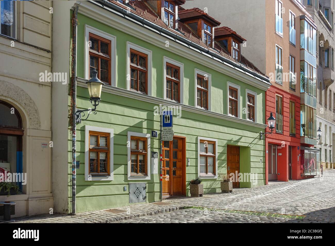 Piccolo vicolo nel centro storico di Vienna con casa storica, Austria Foto Stock