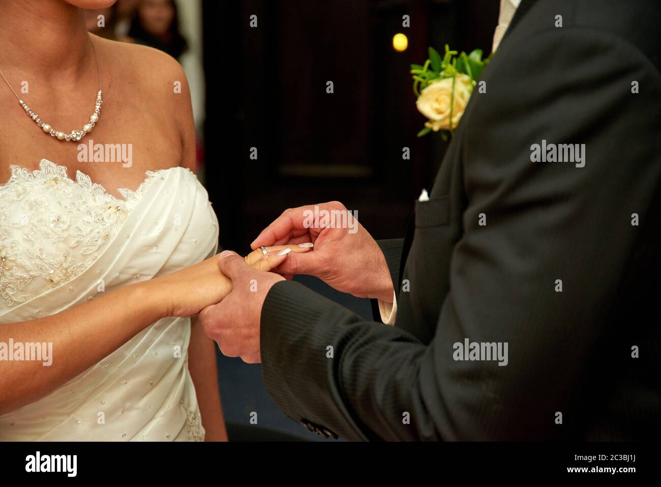 Anello ceromony cambia mentre il matrimonio Foto Stock