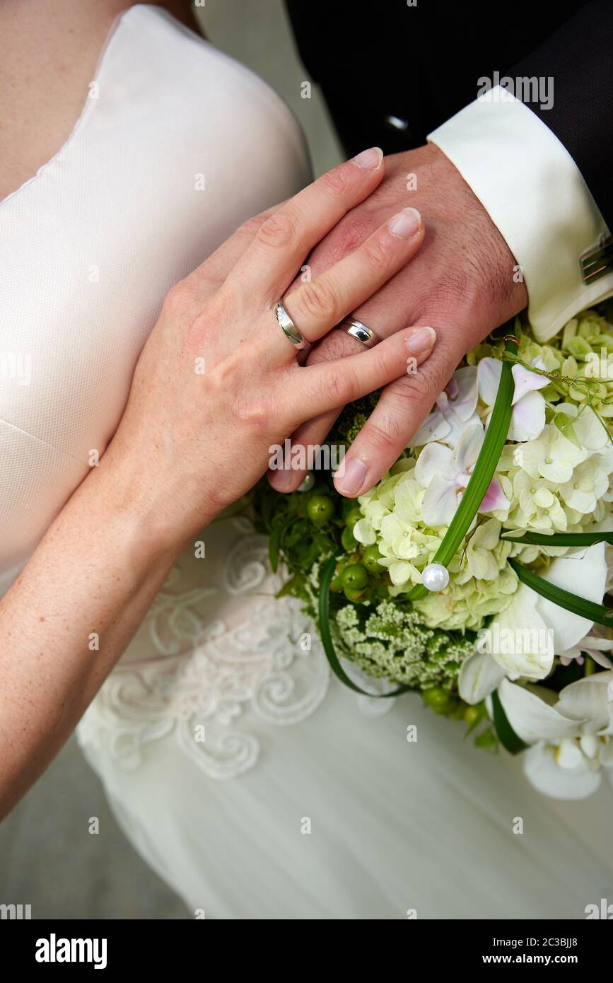 Coppie in viaggio di nozze mano nella mano Foto Stock