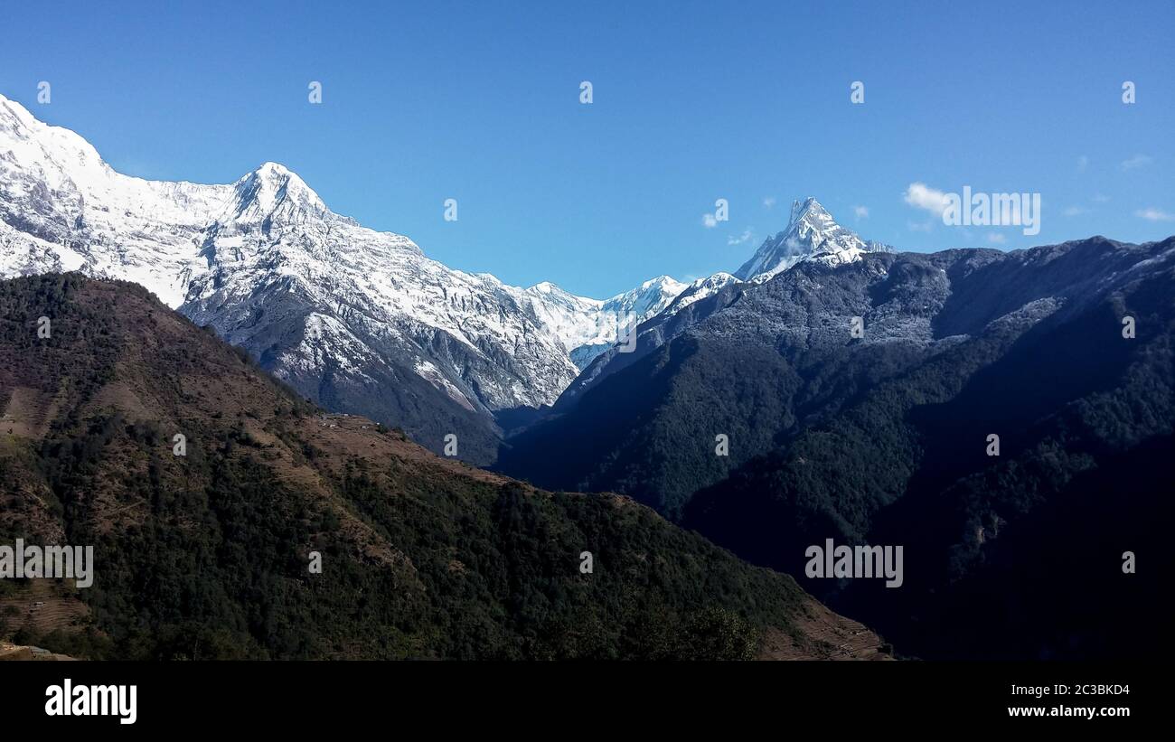 Annapurna del Sud e Machapuchare in Himalaya, Pokhara, Nepal. Vista panoramica dell'alta montagna coperta di neve. Magnifico paesaggio naturale. Foto Stock