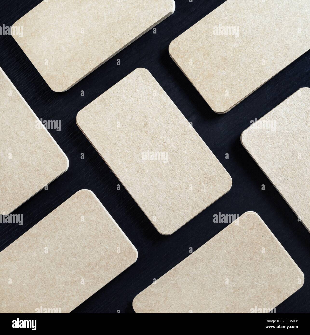 Molti blank marrone carta business cards. ID aziendale modello. Lay piatto. Foto Stock