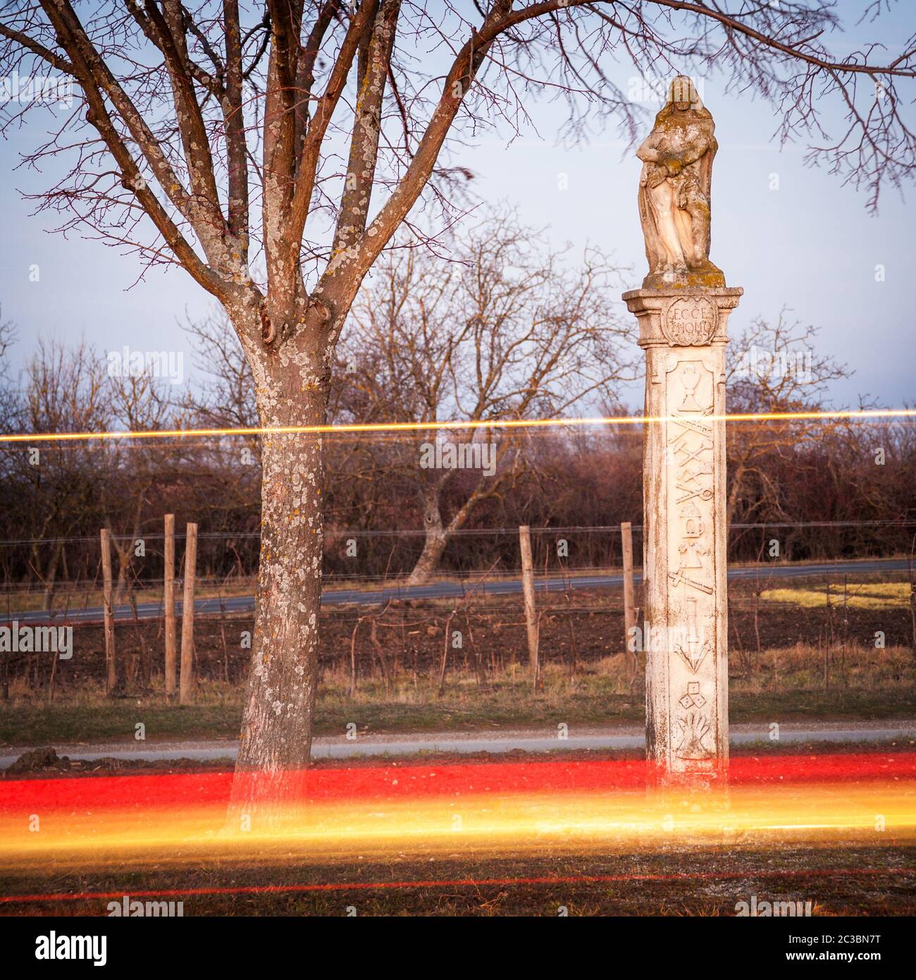 Statua di Ecce homo su una colonna di marmo con oggetti di artigianato Foto Stock