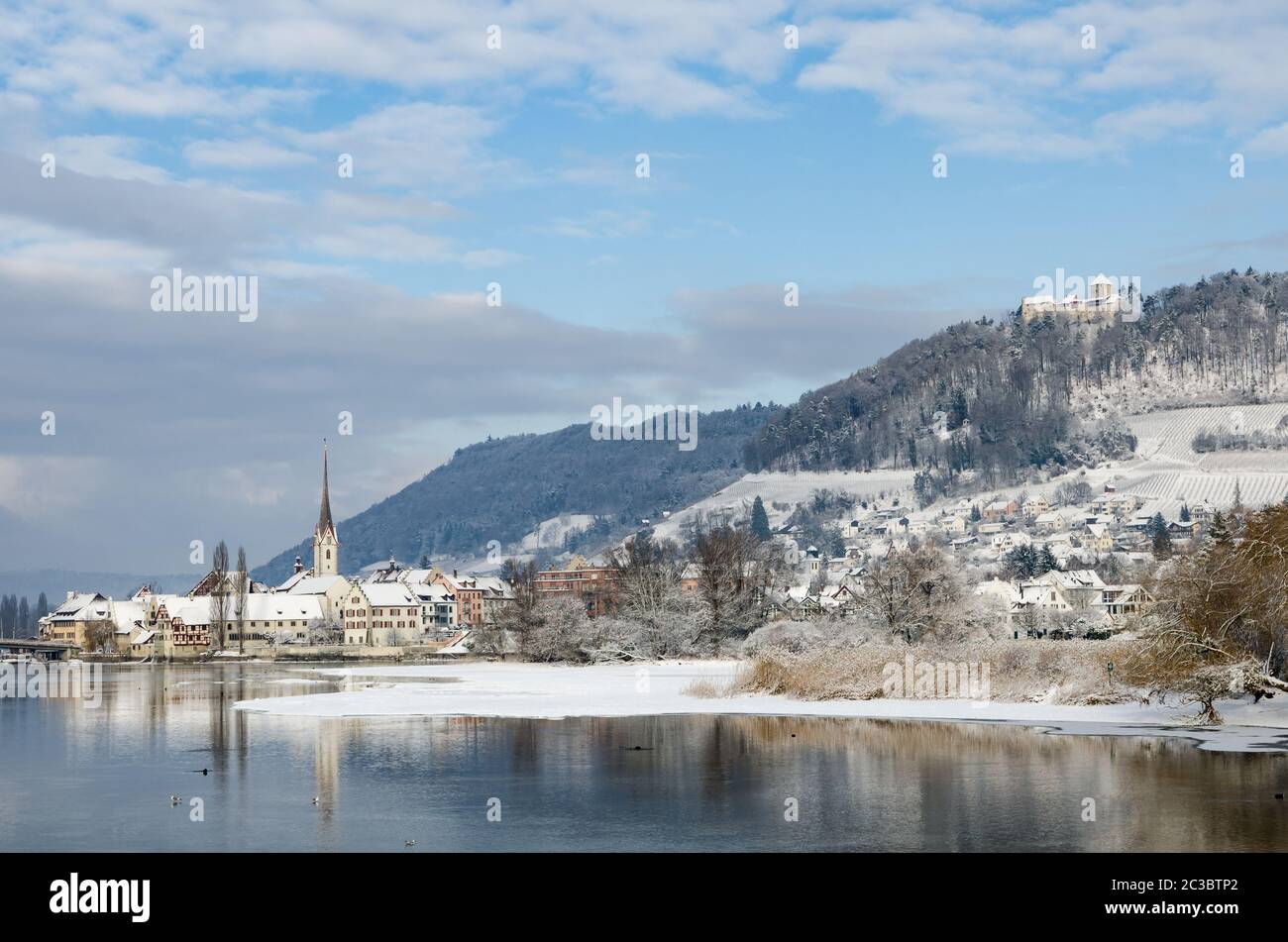 Il centro storico di Stein am Rhein con St. George's Abbey e castello Hohenklingen in inverno, Canton Sciaffusa, Svizzera Foto Stock