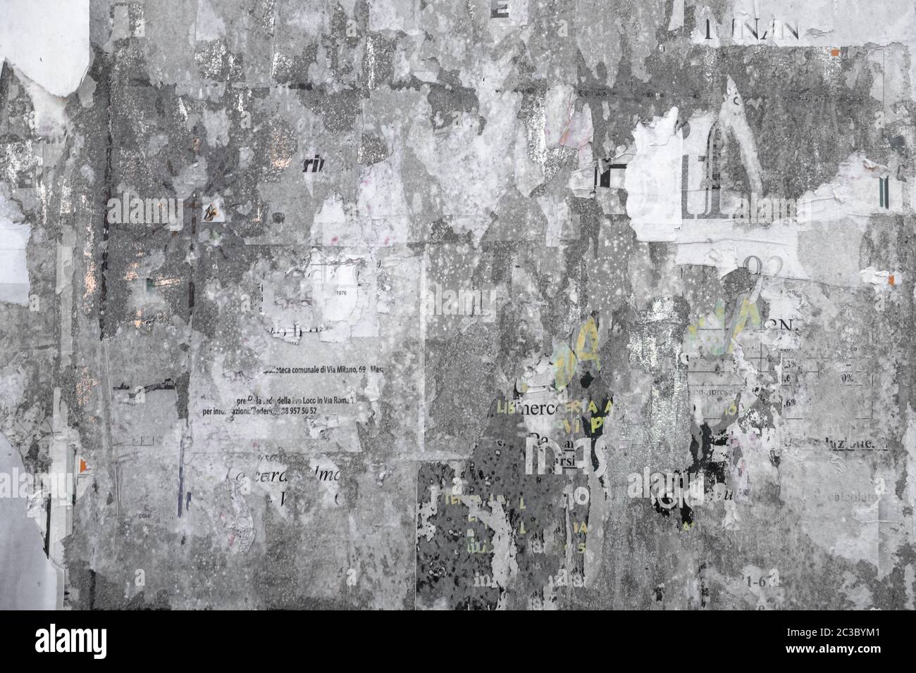 Grunge sfondo con vecchi manifesti stracciati Foto Stock