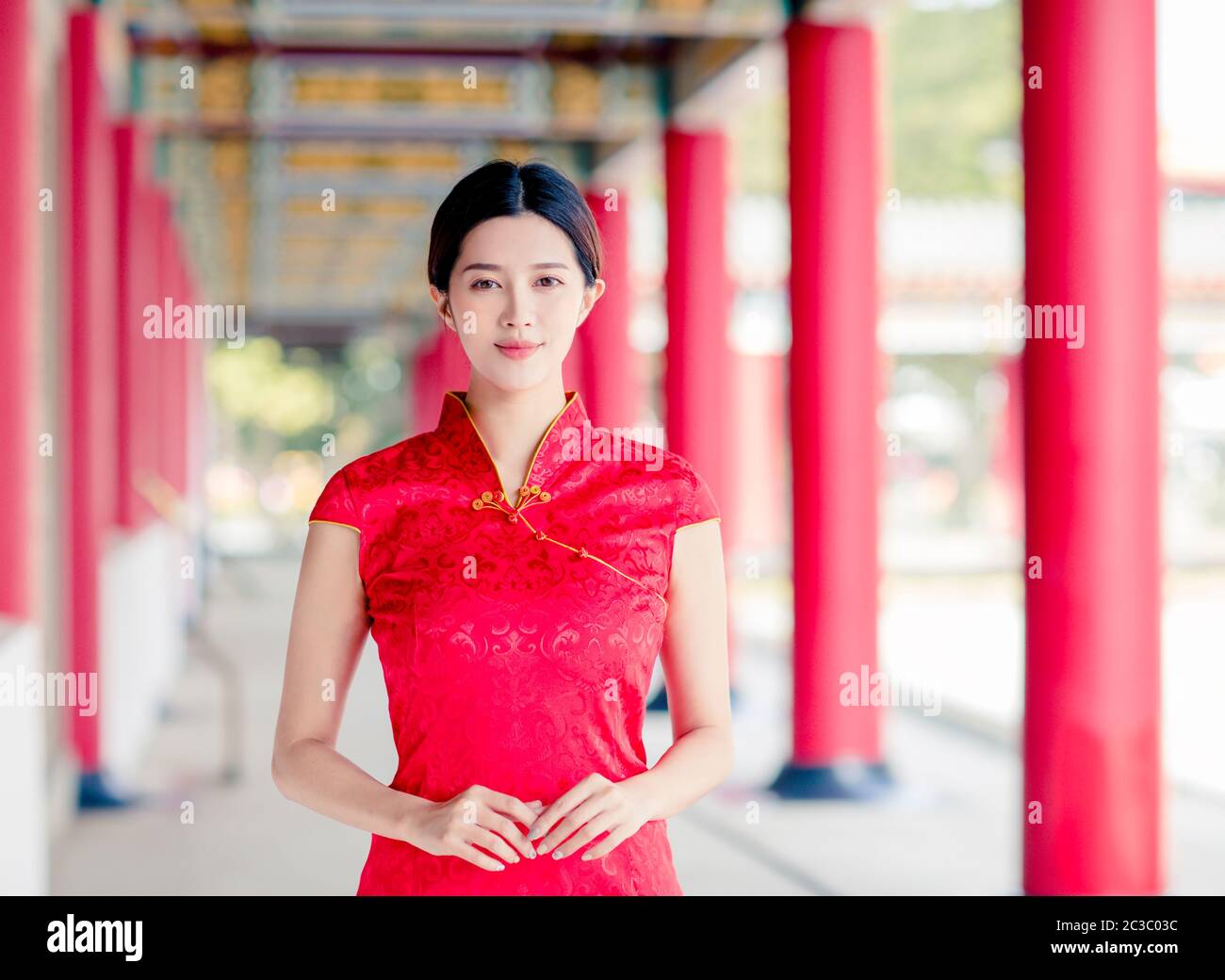 Asian giovane donna nel vecchio tradizionali abiti cinesi nel tempio Foto Stock