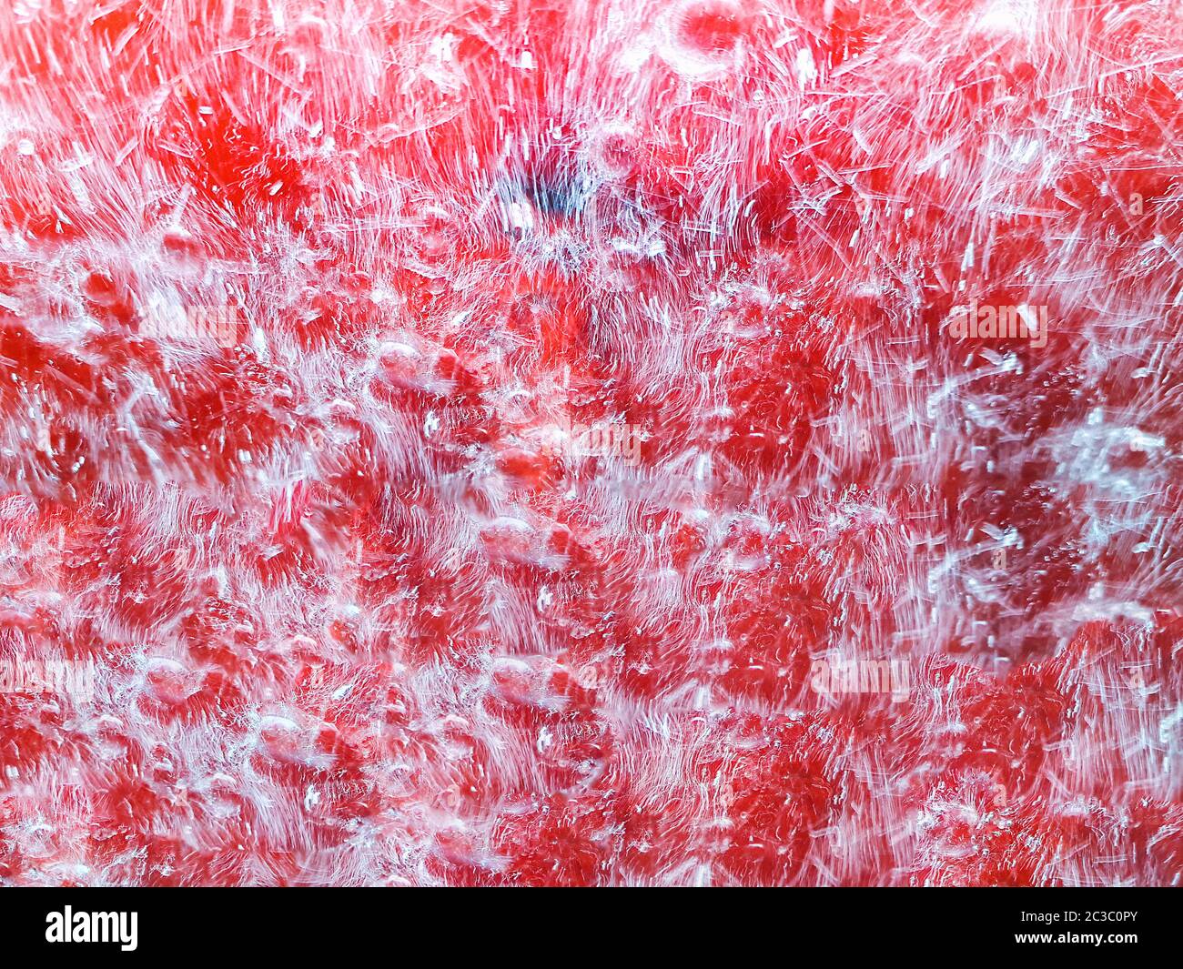 Disegni artistici realizzati su un parabrezza di auto dal movimento spazzolini di lavaggio auto rotanti sfocati, con spruzzi d'acqua sfocati. Foto Stock