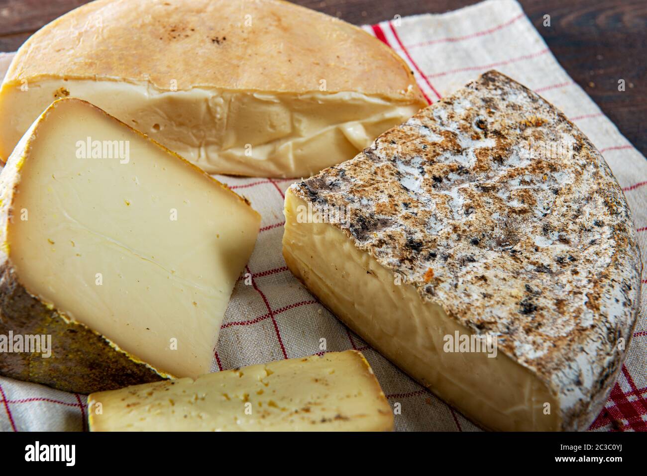 Formaggi e Tomme de Savoie, formaggio francese Savoia, le Alpi francesi Francia. Foto Stock