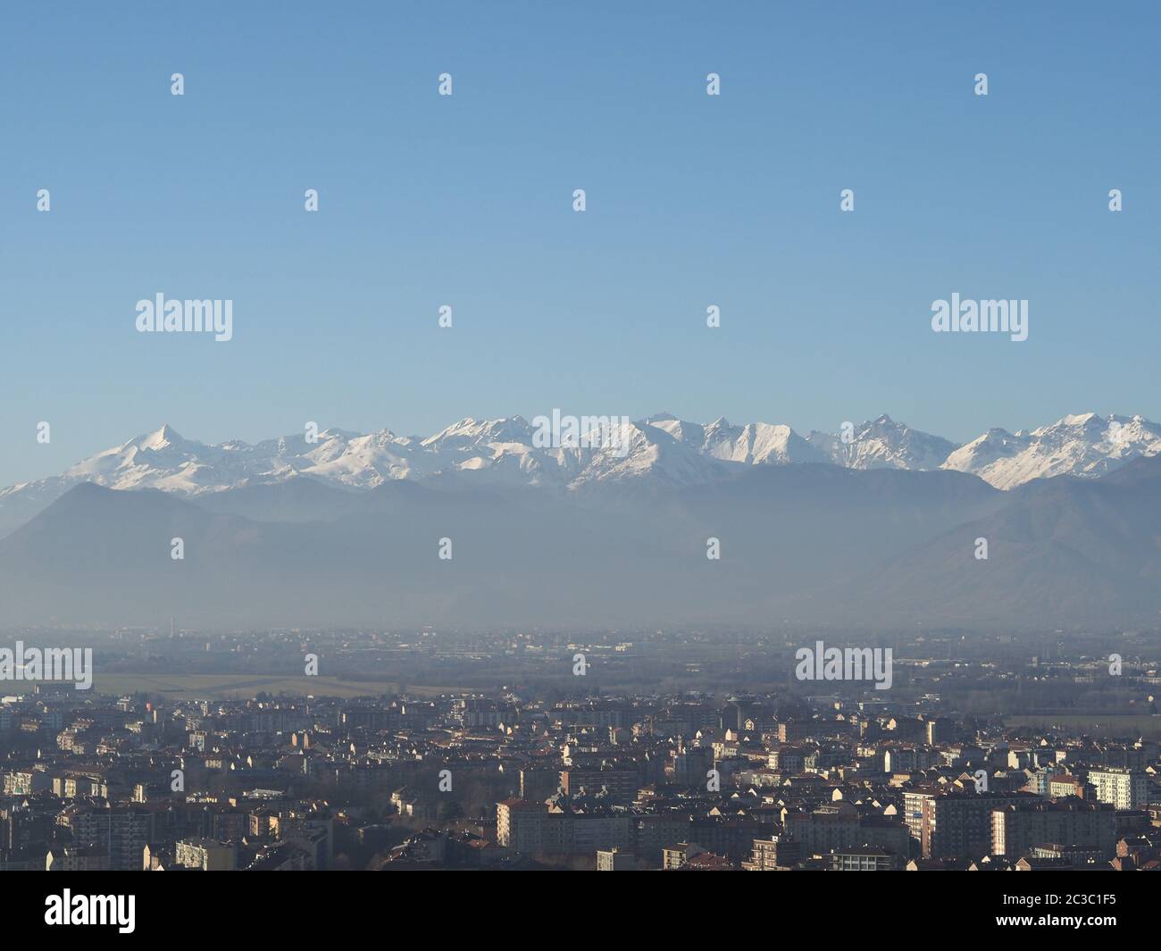 Veduta aerea della città di Torino, Italia con catena montuosa delle Alpi sullo sfondo Foto Stock