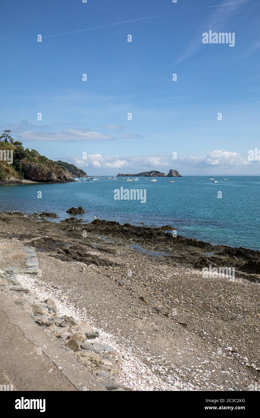 La pesca barche e yacht ormeggiati nella baia ad alta marea a Cancale, famosa la produzione di ostriche di città. Brittany, Francia, Foto Stock