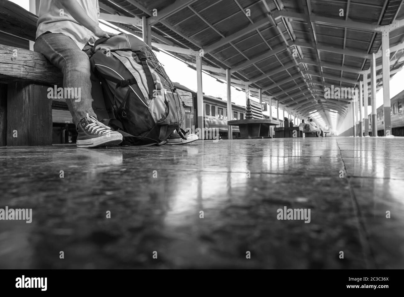 Ritratto di un giovane viaggiatore in attesa di treno e borsa da viaggio. Foto Stock