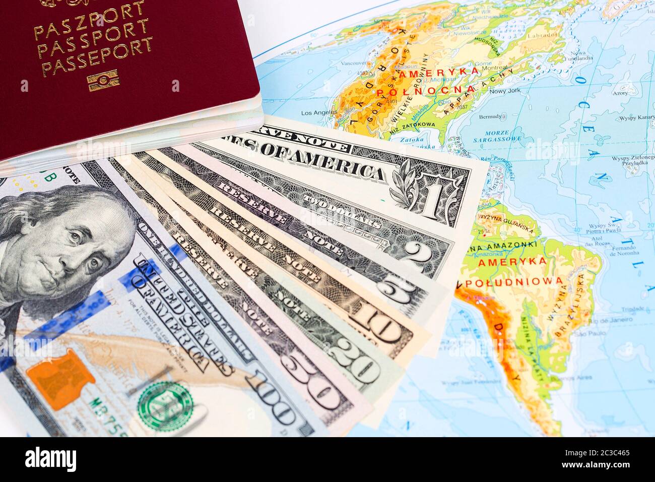 Dollari americani con passaporto sulla mappa Foto Stock