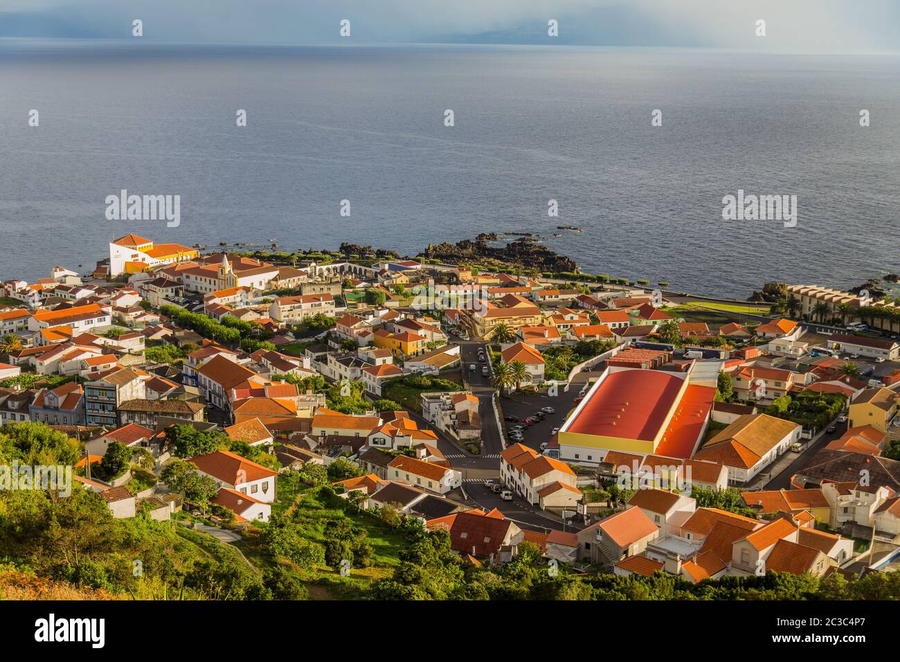 Velas in Sao Jorge island con vista dell'isola di Pico, Azzorre, Portogallo Foto Stock