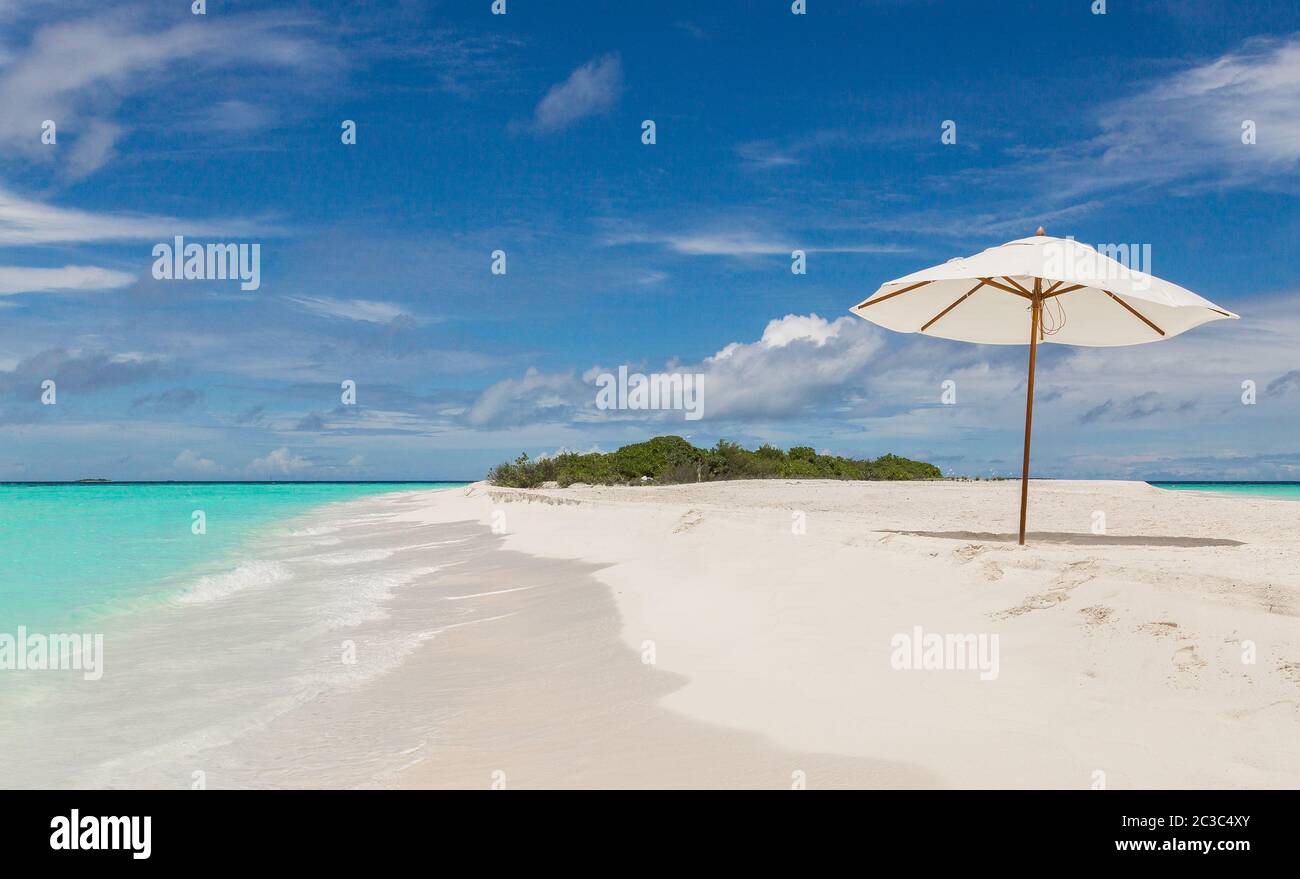 Ombrellone sulla spiaggia atollo isola Maldives. Foto Stock