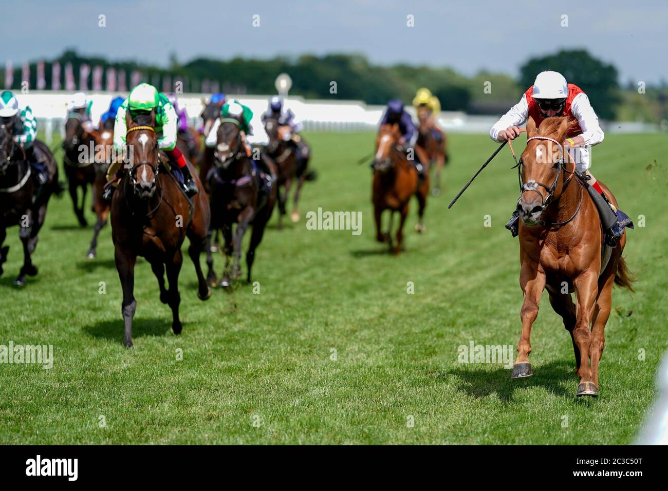 Adam Kirby cavalcando Golden Horde (a destra) per vincere la Commonwealth Cup durante il quarto giorno di Royal Ascot all'ippodromo di Ascot. Foto Stock