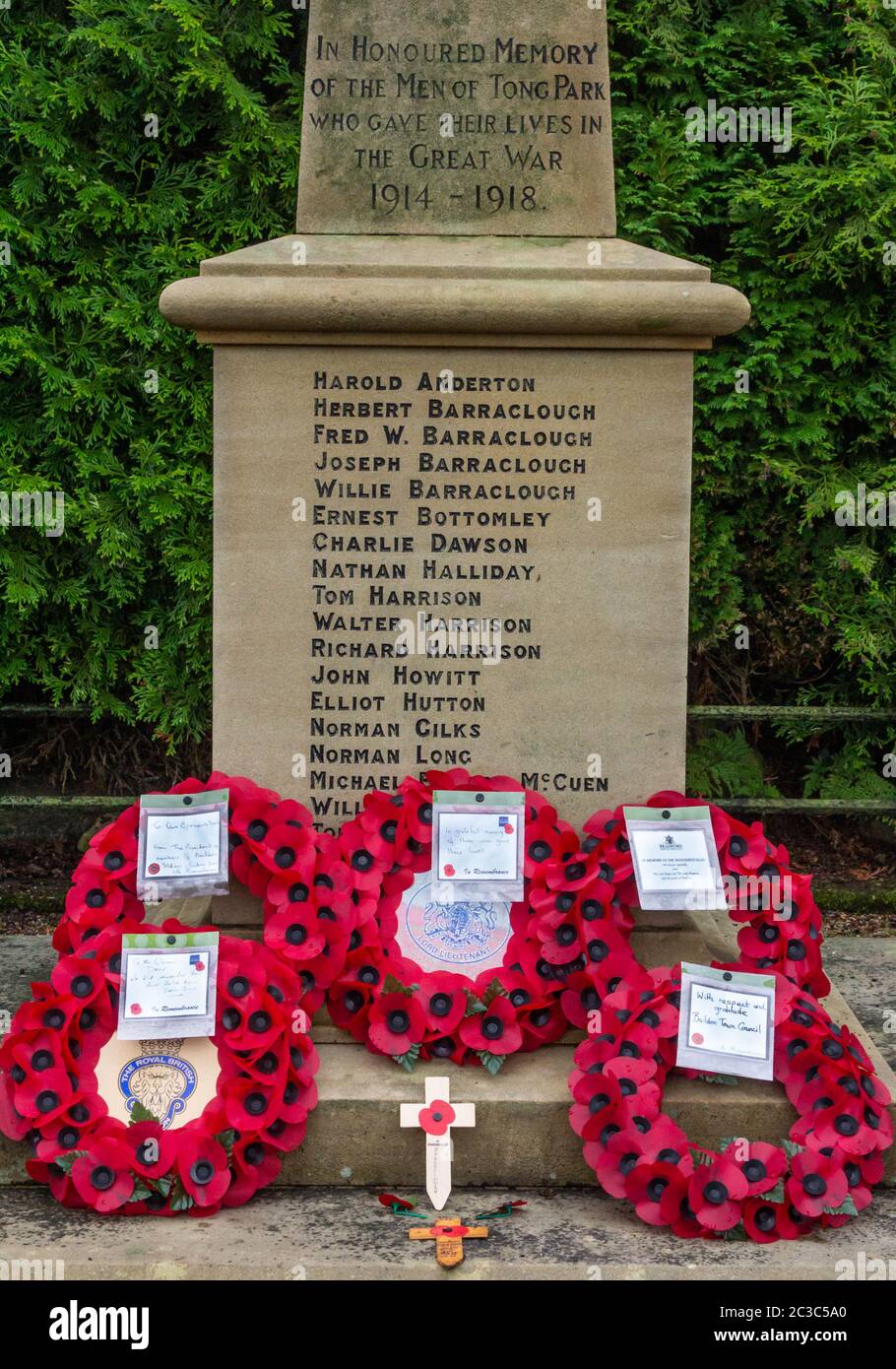 Corone di papavero al Tong Park War Memorial, Baildon, Yorkshire, Inghilterra. Foto Stock