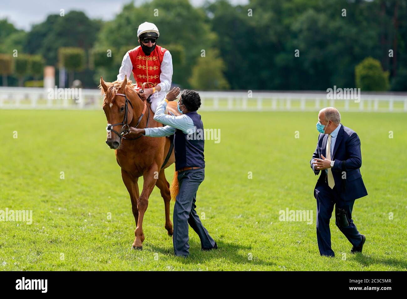 Adam Kirby dopo aver cavalcato Golden Horde per vincere la Commonwealth Cup durante il quarto giorno di Royal Ascot all'ippodromo di Ascot. Foto Stock