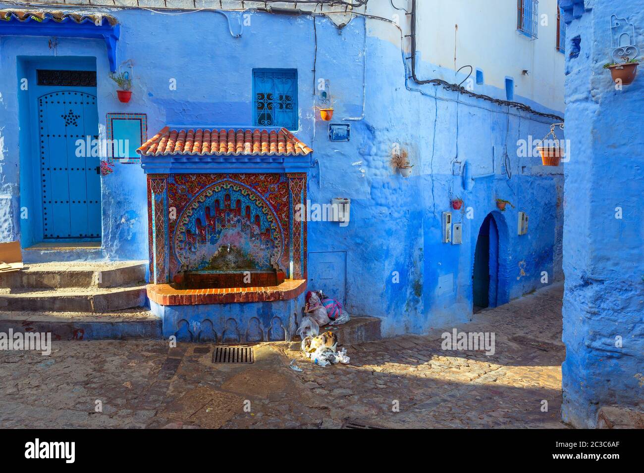 Fontana pubblica nella medina di Chefchaouen Foto Stock
