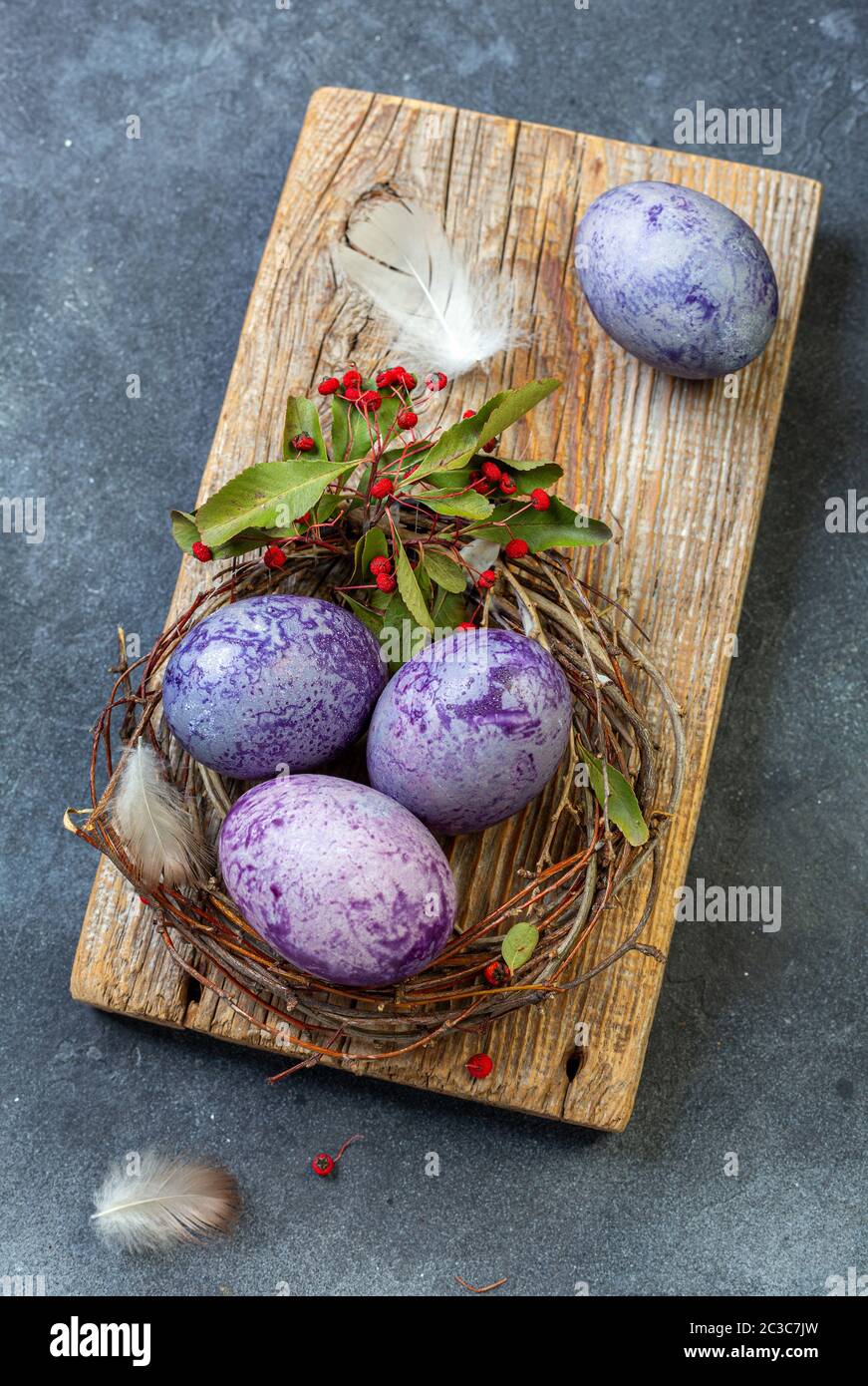 Uova di Pasqua colorate e colorate naturali. Foto Stock