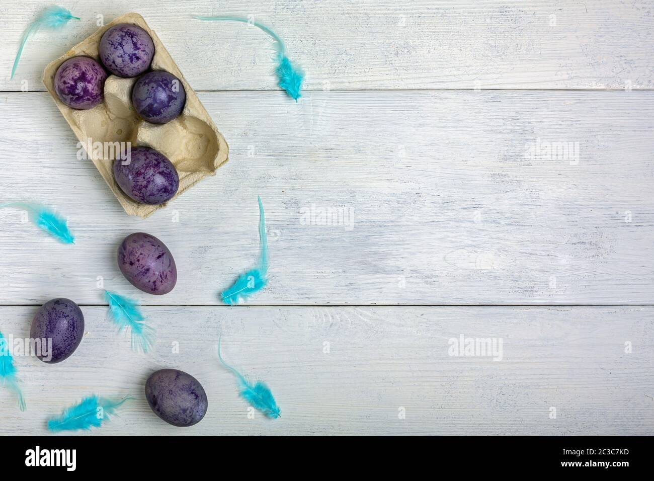 Uova di Pasqua blu e viola in un vassoio di cartone Foto Stock