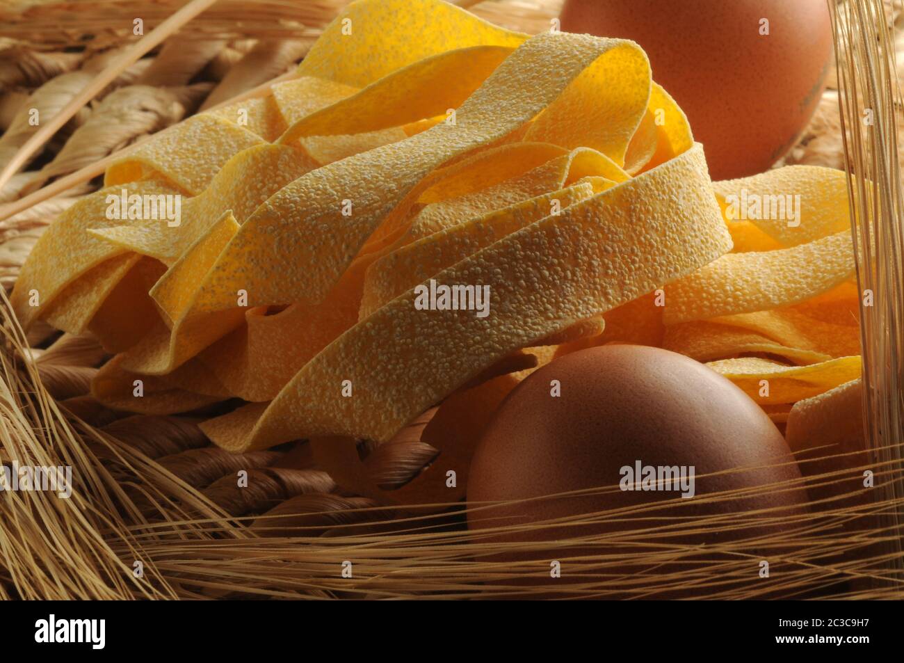 Primo piano di pasta all'uovo con cereali Foto Stock