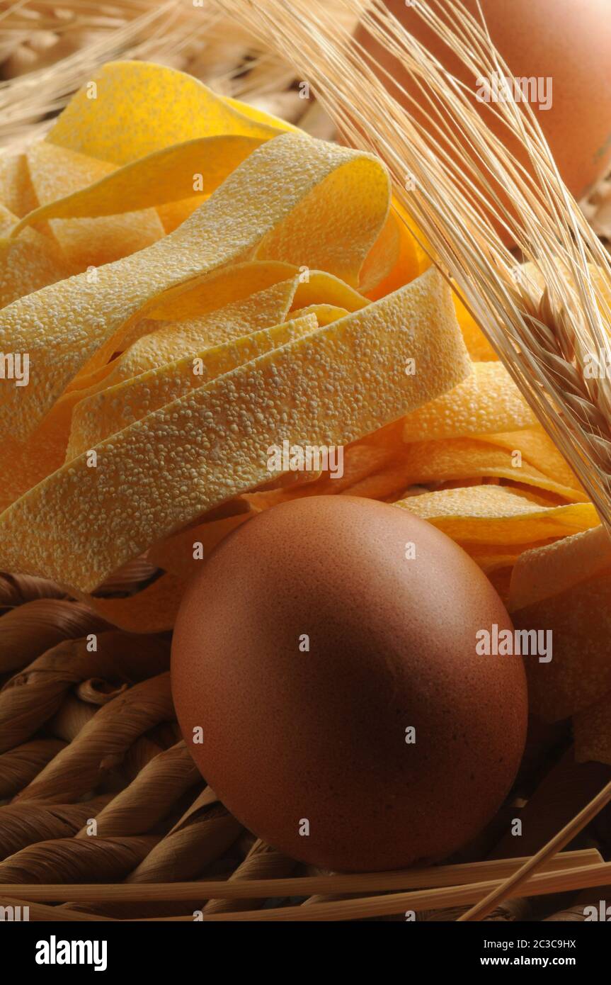 Primo piano di pasta all'uovo con cereali Foto Stock