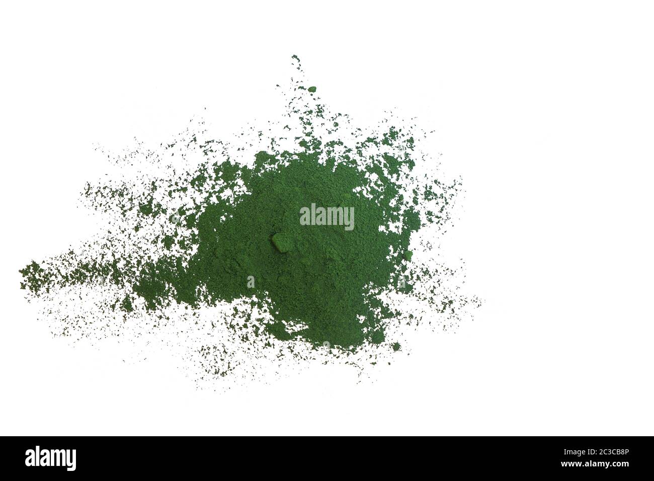 Polvere di Spirulina - alghe, integratore nutrizionale isolato su fondo bianco Foto Stock