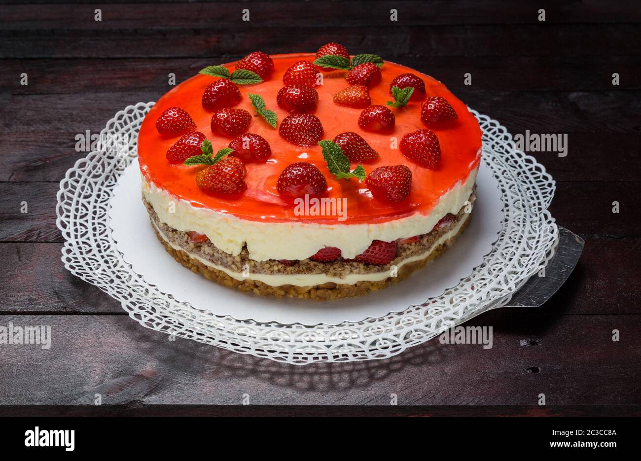 Fragola crema torta di formaggio su legno di mogano sfondo. Foto Stock