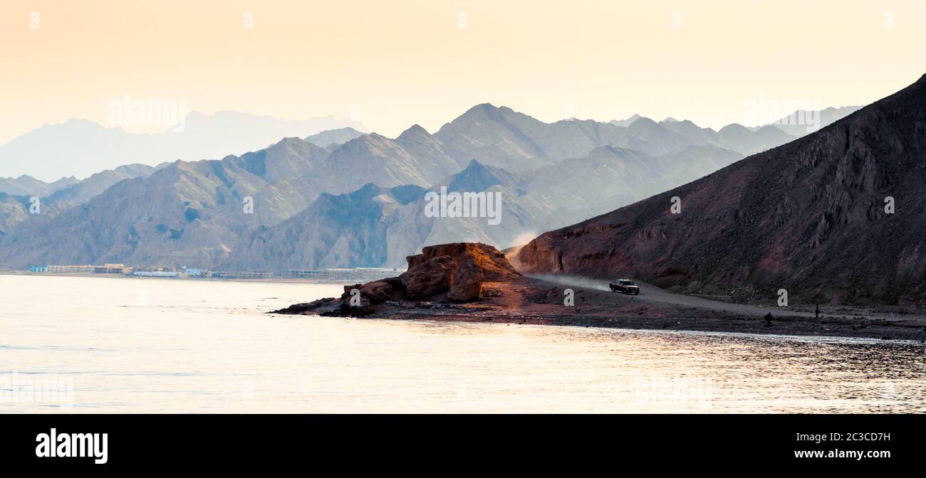 Corse in auto su una strada di montagna vicino alle rive del Mar Rosso in Egitto Foto Stock