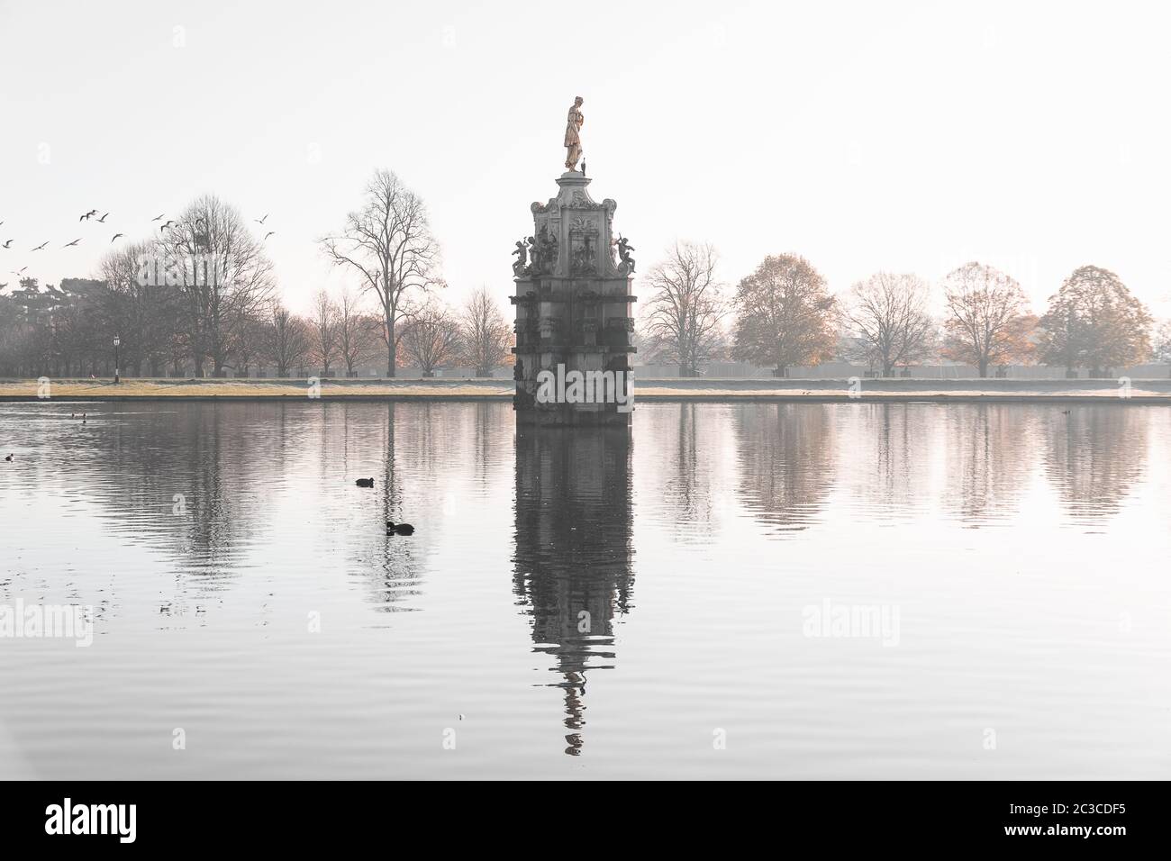 Fontana di Diana, scena autunnale della mattina presto al Bushy Park di Londra Foto Stock