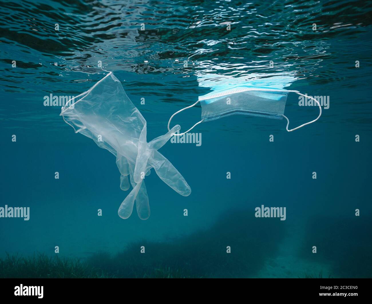Maschera e guanto in mare, inquinamento da rifiuti di plastica sott'acqua dal coronavirus COVID-19 pandemia, Mar Mediterraneo, Francia Foto Stock